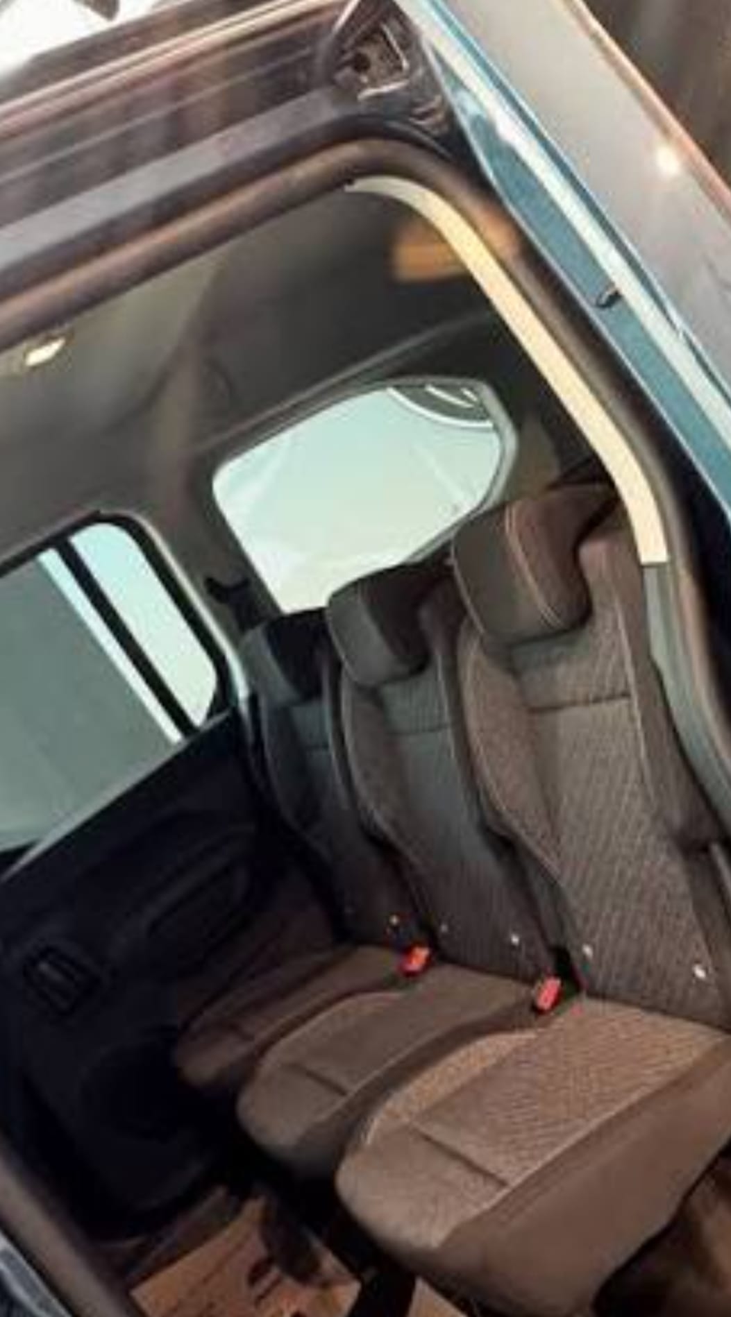 Asientos traseros del taxi, amplios y confortables